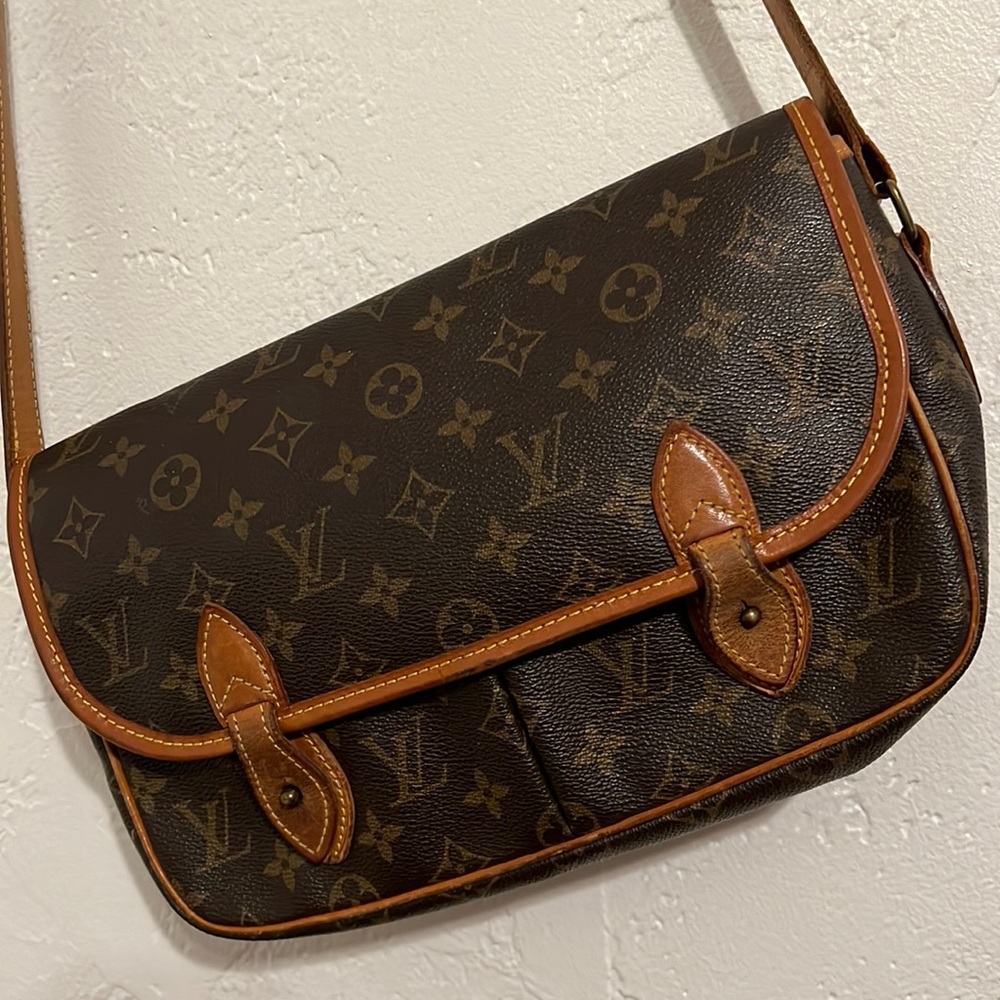 AUTHENTICATED Louis Vuitton Crossbody Bag Purse - Picture 1 of 17